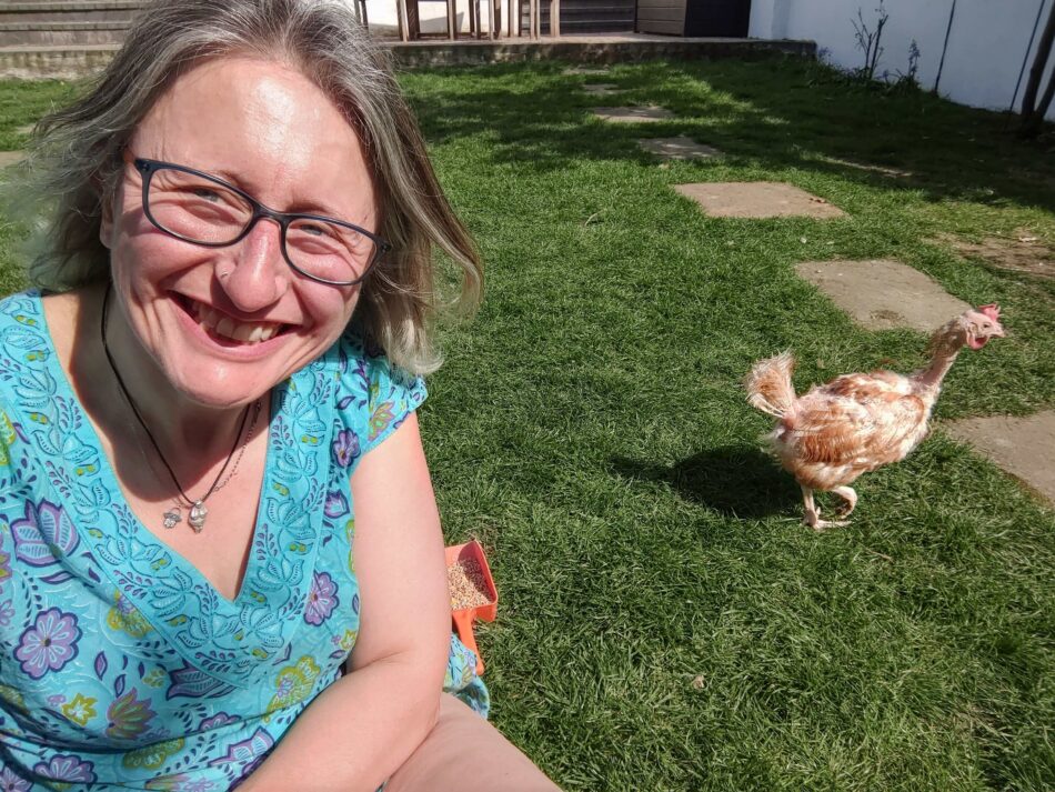 Ein Selfie von Caroline Quin mit Hühnern