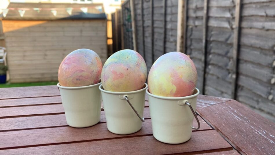 Bastelspaß mit bunt marmorierten Eiern