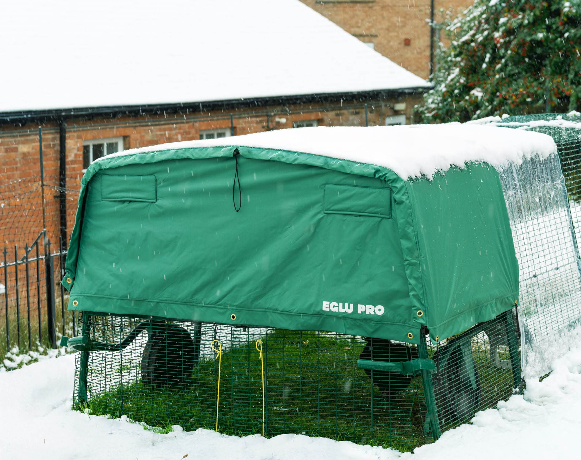 Eglu Pro im Garten mit Schnee auf dem Anti Frostüberzug