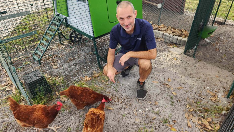 Hühnerhalter Jeremy Gary mit seiner Schar
