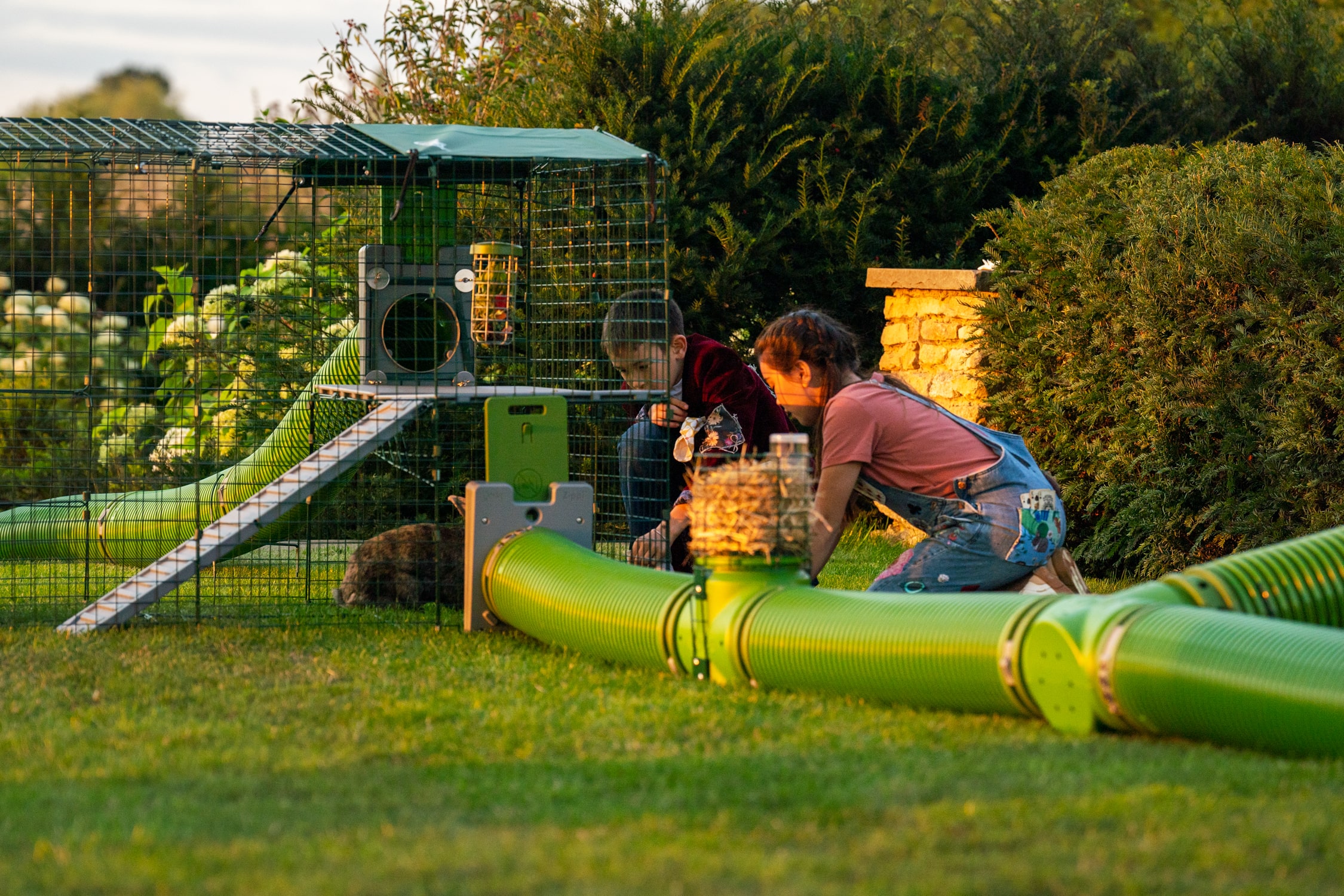 Zippi Tunnel mit Zippi Auslauf und spielenden Kindern