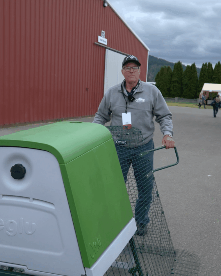 Joel Salatin beim Versetzen eines Eglu Go UPs