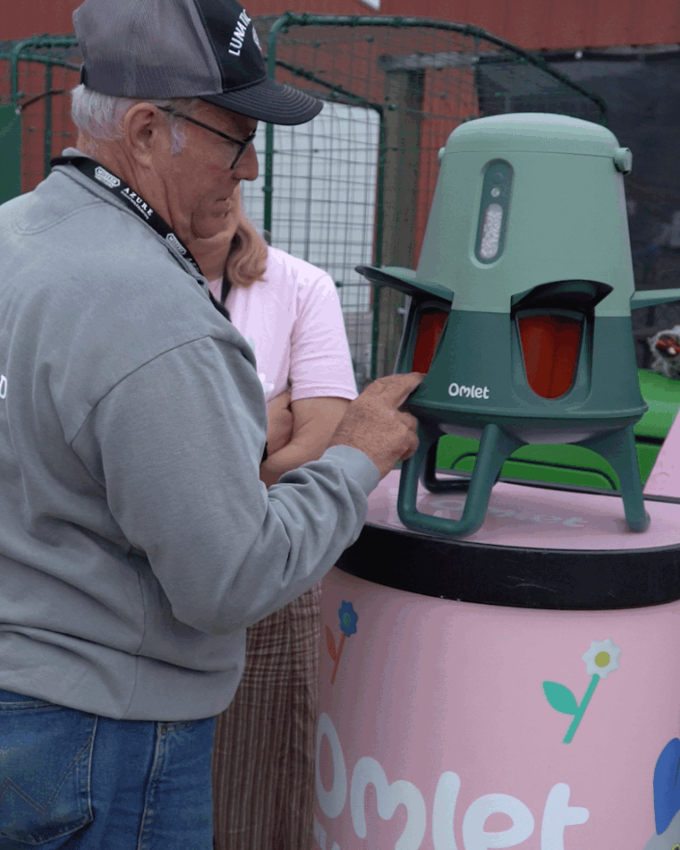 Joel Salatin mit dem Intelligenten No-Waste-Futterautomaten von Omlet